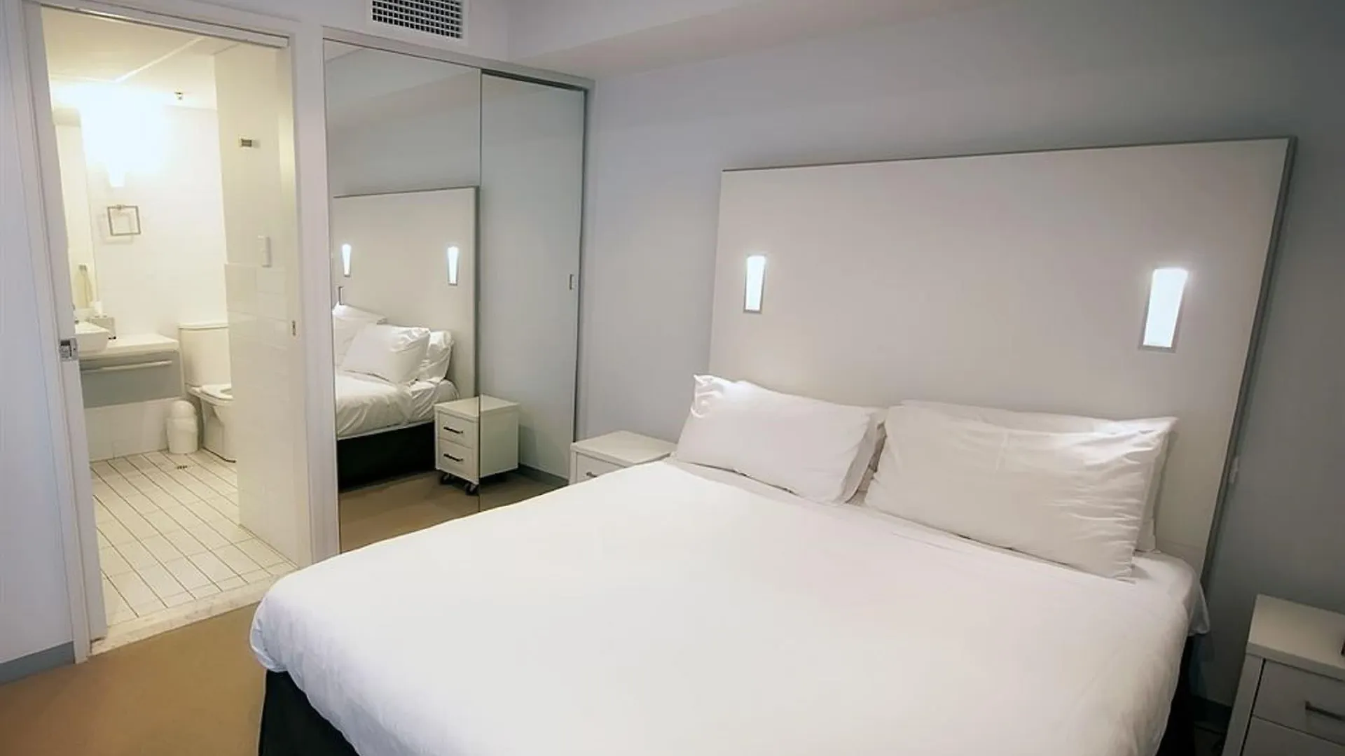 La Loft Apartments North Terrace Аделаида